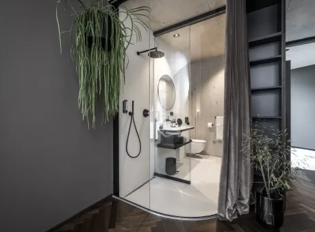 Fugenloses Bad: 7 Fakten über das Bad ohne Fliesen