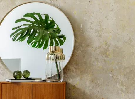 IBOD Innenarchitektur, Wandspiegel mit Plfanze auf einer Kommode, Wandgestaltung